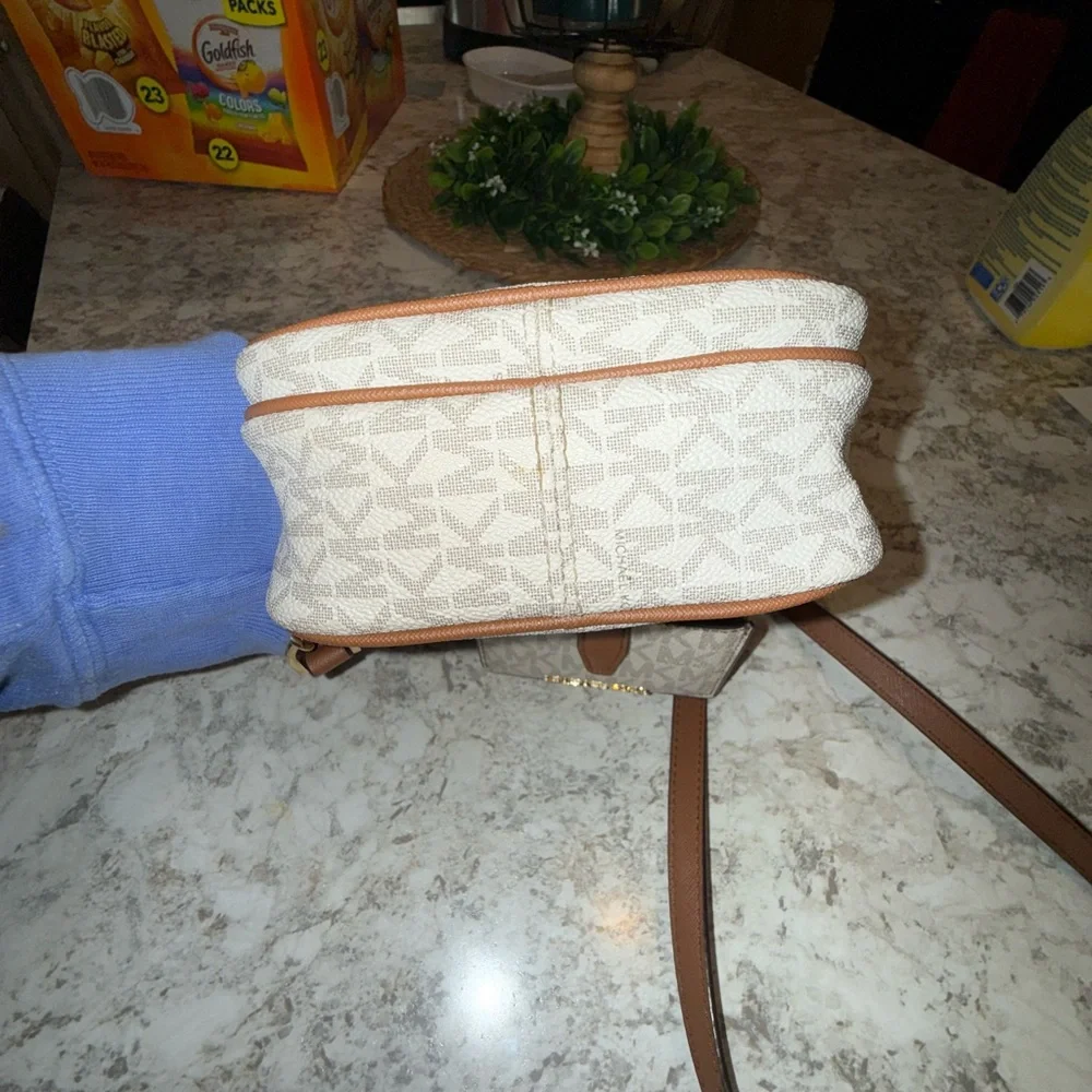 Michael Kors crossbody with Cream and Tan Card Holder - Picture 6 of 16